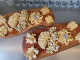 Plusieurs plateaux de fromage pour un événement sportif avec privatisation du food truck