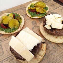 Préparation de burger savoyards frais et locaux pour un événement sportif