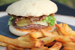 burger savoyard local et ses frites fraiches faites maison our un séminaire