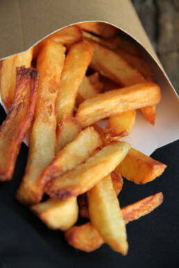 frites fraiches à base de pommes de terres locales pour un match sportif amical